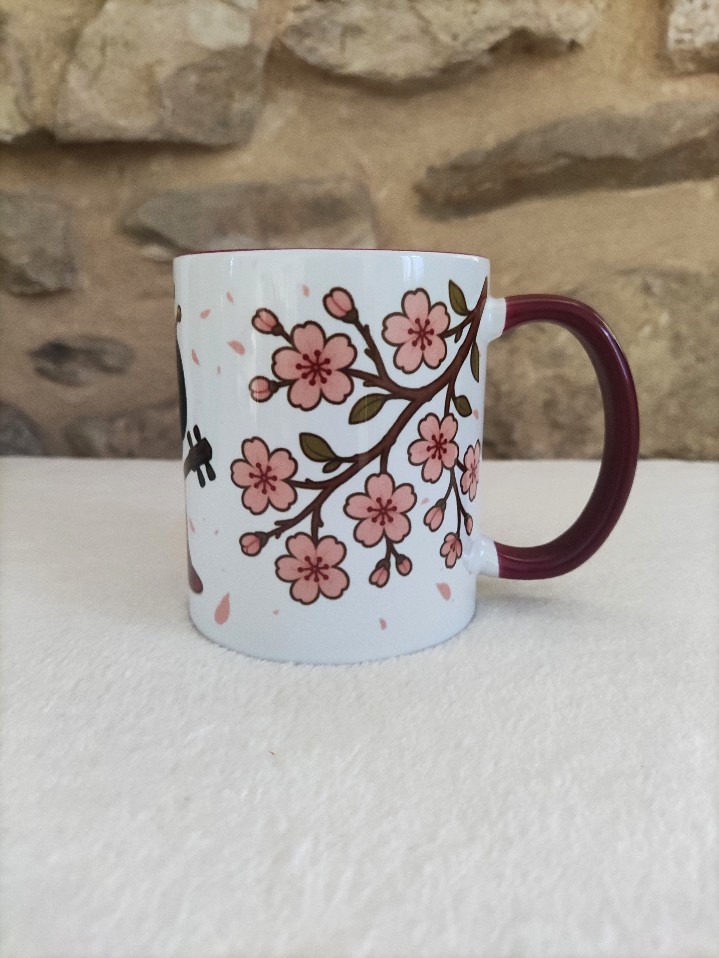 Mug bordeaux – Geisha chibi & fleurs de sakura