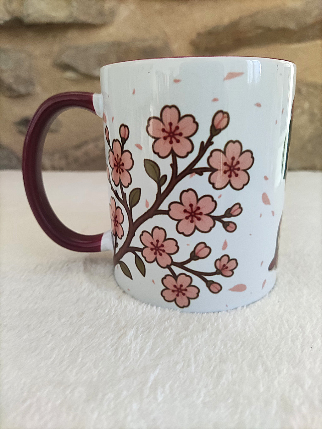 Mug bordeaux – Geisha chibi & fleurs de sakura