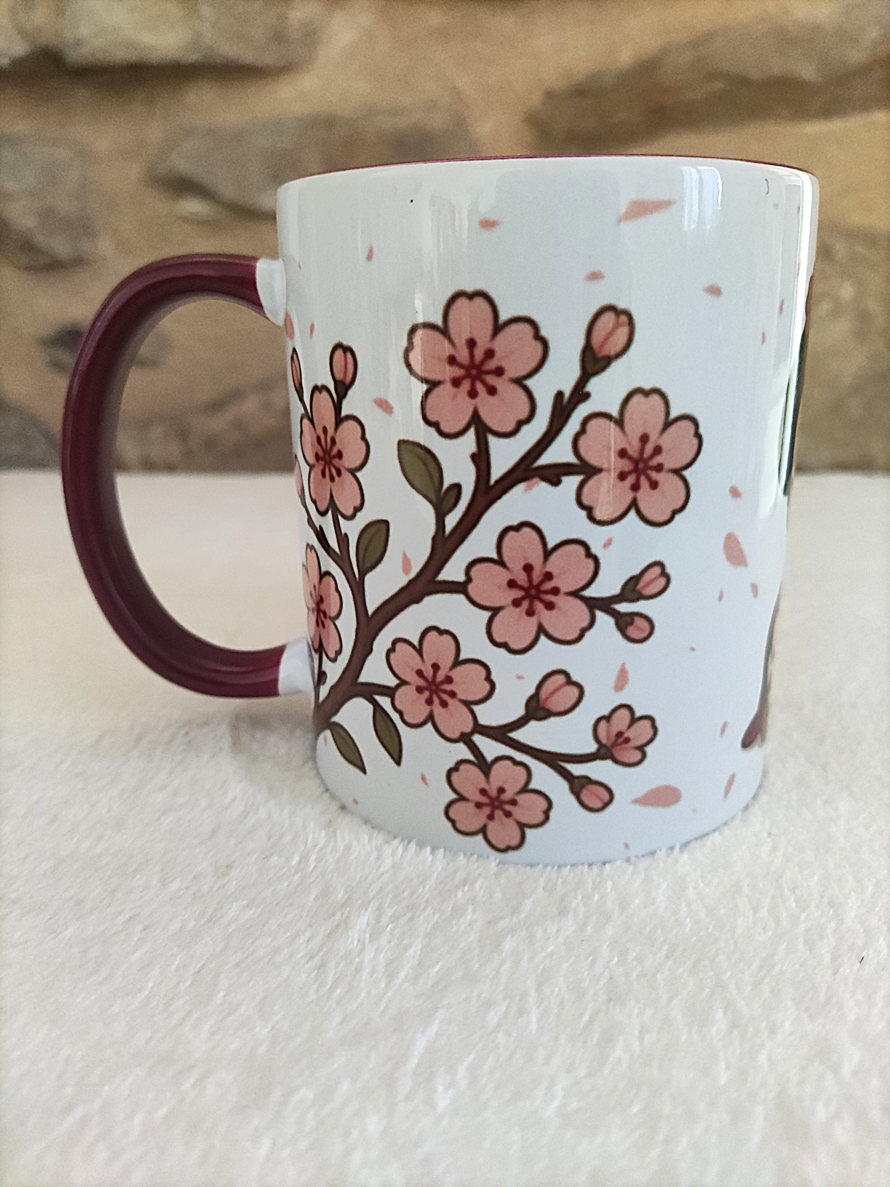Mug bordeaux – Geisha chibi & fleurs de sakura