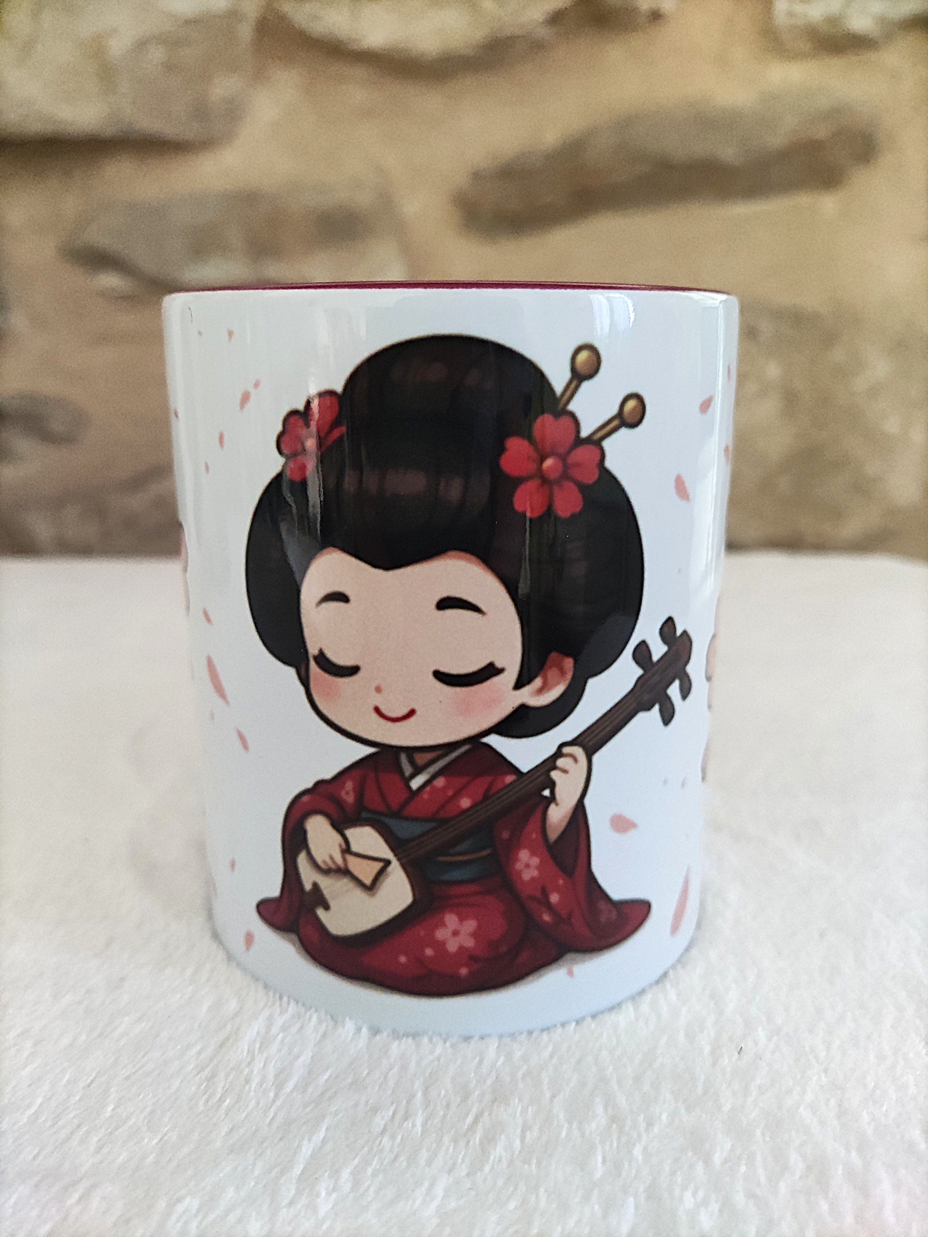 Mug bordeaux – Geisha chibi & fleurs de sakura