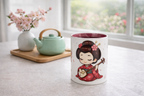 Mug bordeaux – Geisha chibi & fleurs de sakura